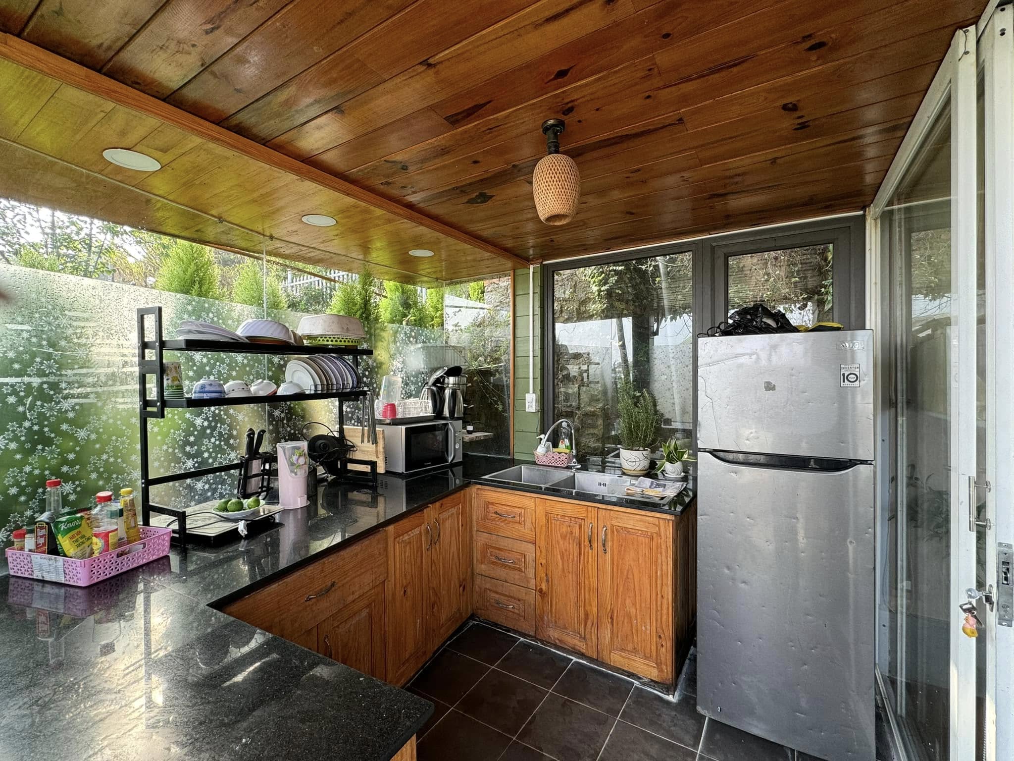 không gian nhà bếp homestay đom đóm house