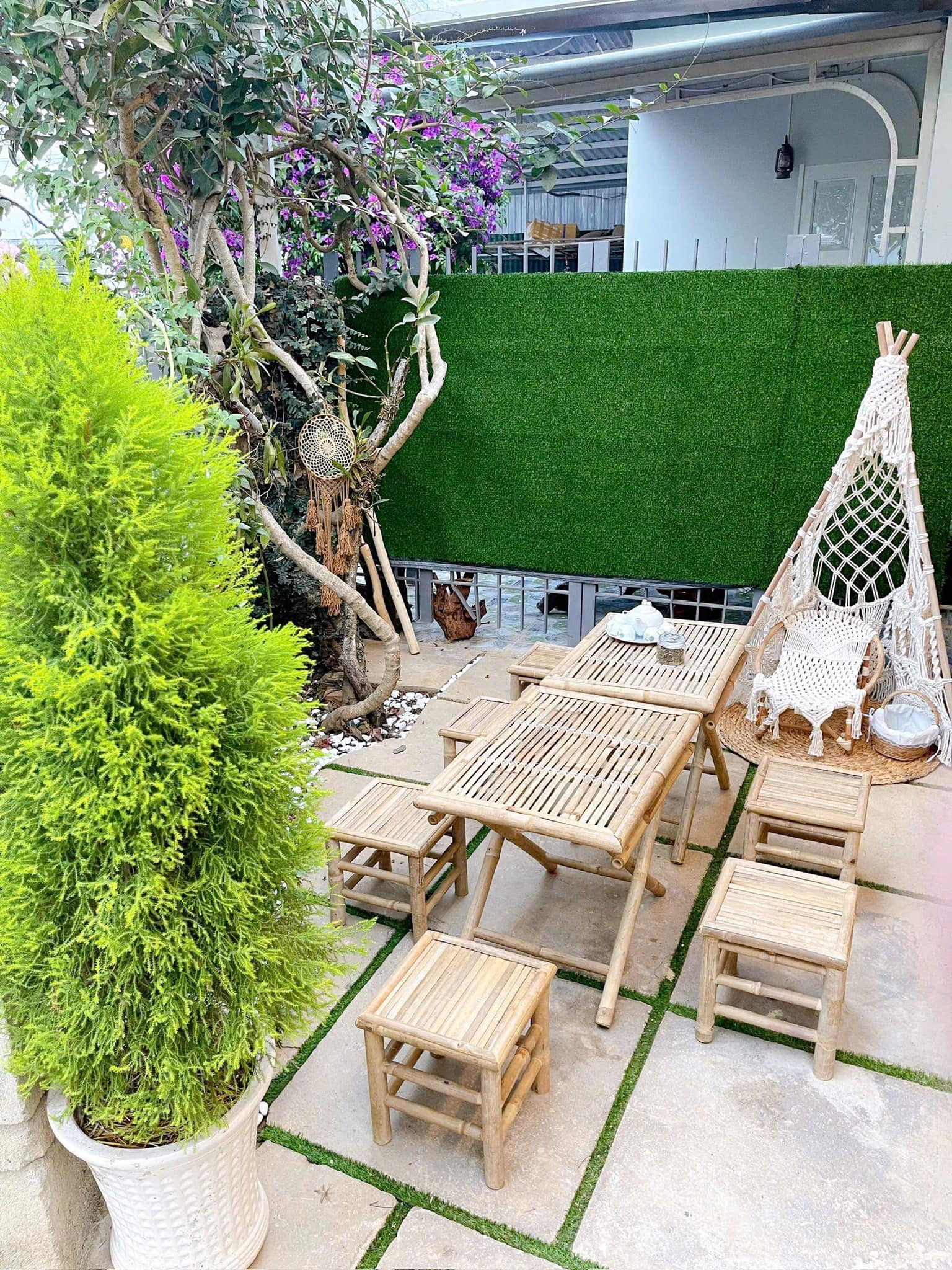 không gian sân phía trước nhà