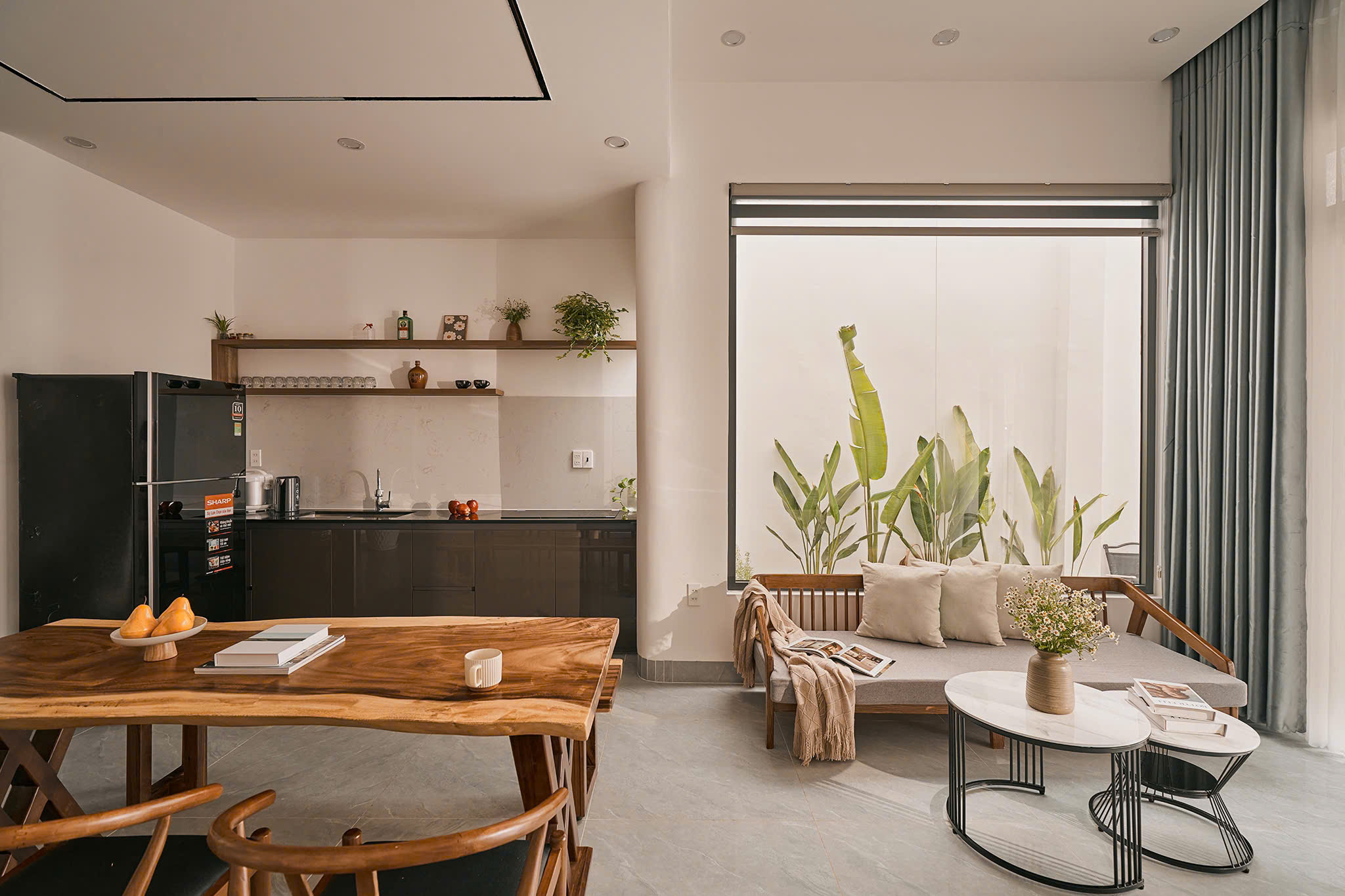 phòng khách + phòng bếp tại Nhím House