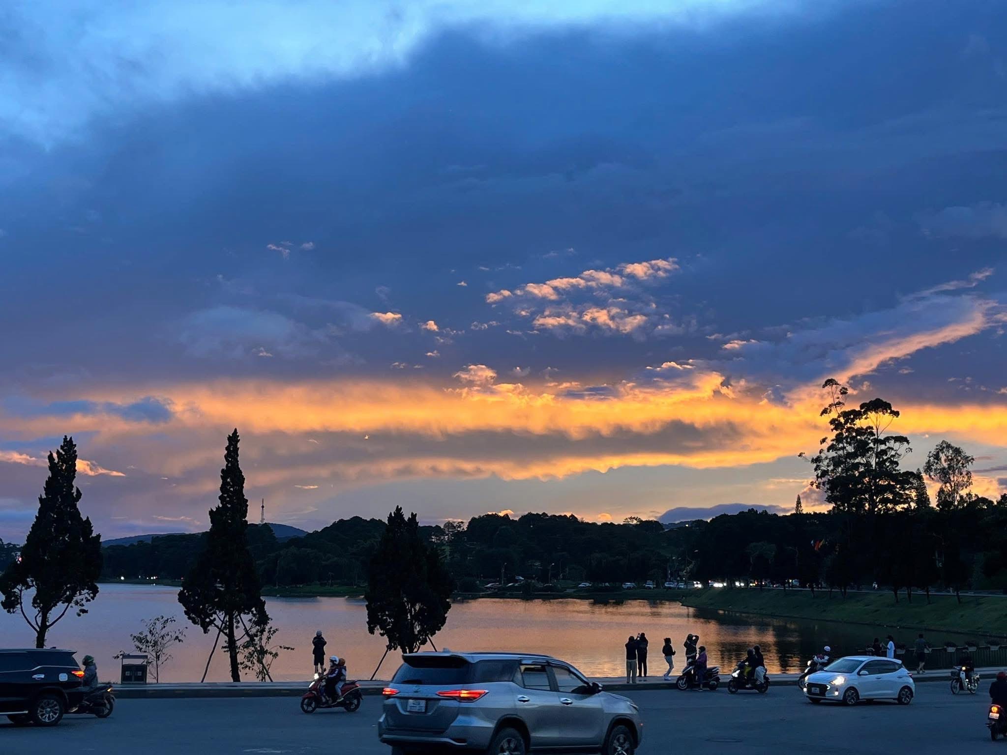 đón hoàng hôn hồ xuân hương đà lạt